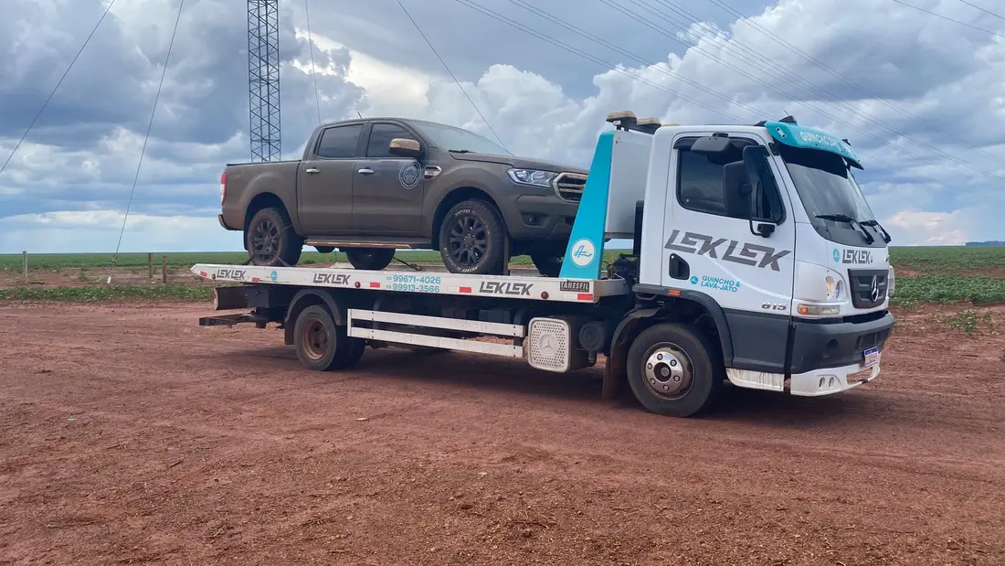 Guincho Lek Lek rebocando picape na região de Campo Novo do Parecis