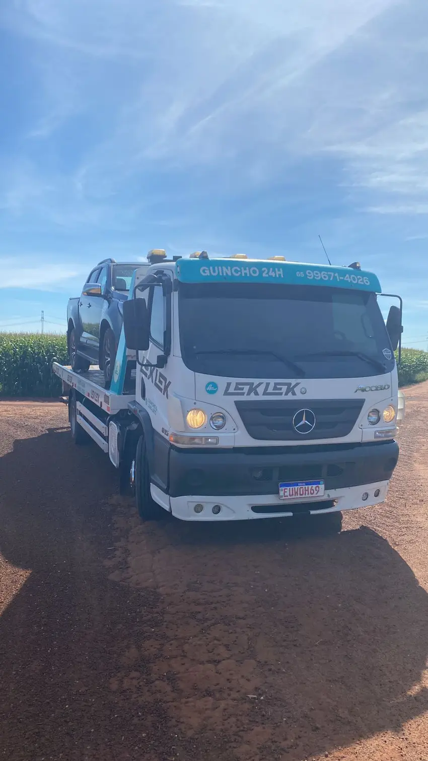 Guincho Lek Lek rebocando veículo em estrada rural