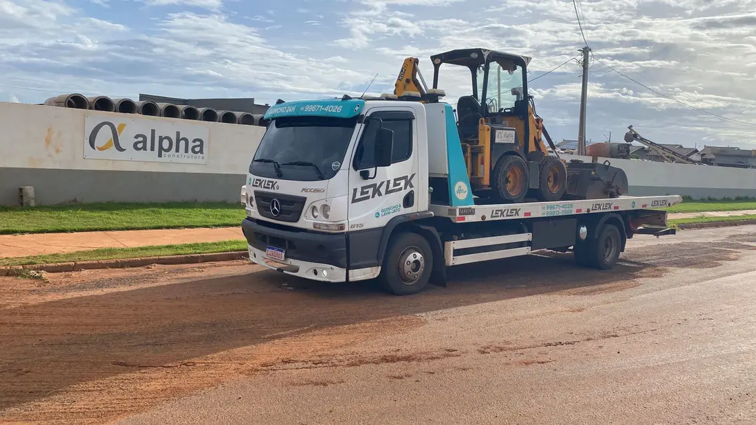 Guincho Lek Lek transportando equipamento